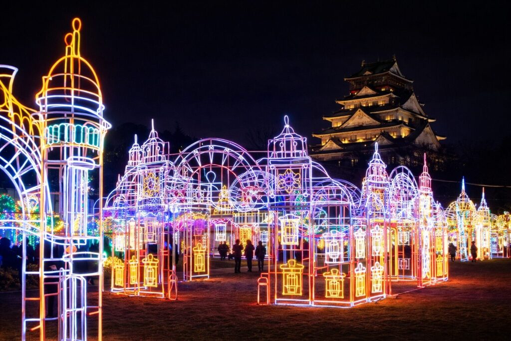 밤하늘 속 빛나는 도시 풍경_고풍스러운 고성 주변에 일루미네이션 설치된 모습